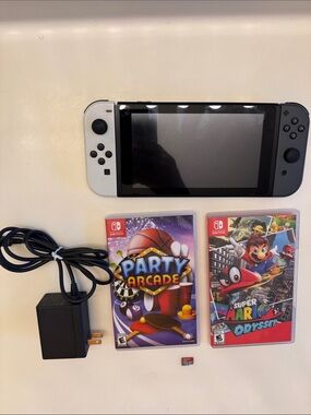 Nintendo Switch Super Mario 2 Games Sandisk Bundle